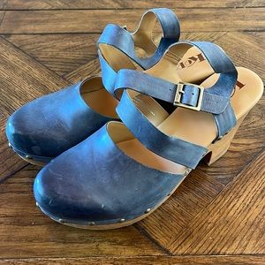 Korks Navy Clog Sandals